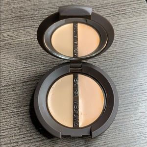 Becca Dual Coverage concealer in Praline